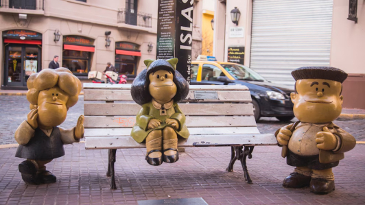 Escultura de Mafalda acompañada de Susanita y Manolito.