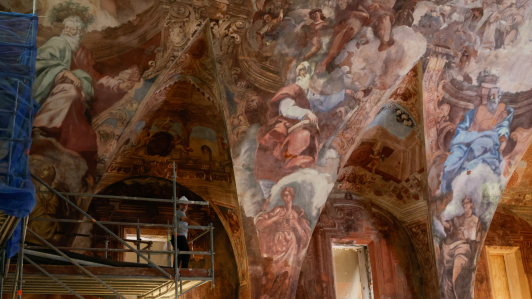 José Luis Regidor, restaurador y director de proyecto de la Iglesia de Santos Juanes, se encuentra en un andamio frente a la bóveda restaurada del pintor mural Antonio Palomino en Valencia, España, el 16 de septiembre de 2024.