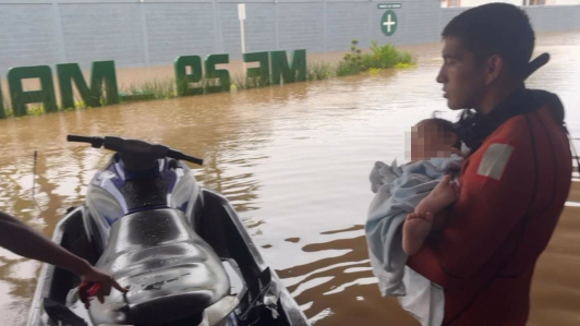 Personal de la Marina ayuda a los afectados en Acapulco.