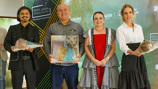 De izq. a der. Carlos Mal - finalista, Hiram Ruvalcaba - ganador, Maritsa Maranto Zepeda - Directora General del Coneculta Chiapas y Ana Sofía González - finalista