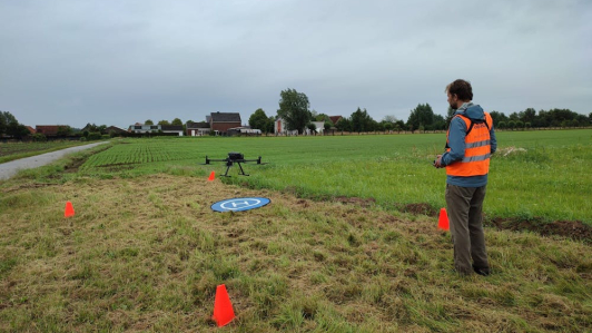 Drones equipados com camaras de alta resolucion permiten identificar el estado de la fruta aún en el árbol. Ghent University, CC BY-SA