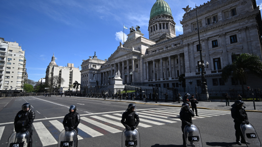 Miembros de la Policía de Seguridad Aeroportuaria (PSA) hacen guardia afuera del Congreso mientras legisladores asisten a una sesión para debatir el veto del presidente argentino Javier Milei a una ley que busca mejorar el presupuesto de las instituciones de educación superior en Buenos Aires.