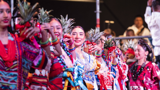 Mujeres bailando "Flor de piña".