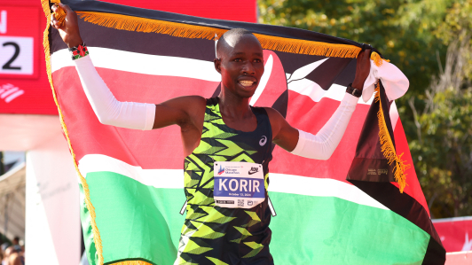 John Korir de Kenia celebra después de ganar la división masculina profesional del Maratón de Chicago.