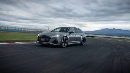 El sistema Audi Drive Select tiene seis perfiles: Efficiency, Comfort, Auto, Dynamic, RS1 y RS2. El modo de marcha por inercia funciona hasta los 160 km/h.