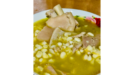 El pozole es un caldo tradicional mexicano hecho a base de granos de maíz nixtamalizados o maíz tierno al que se agregan carne, verduras, condimentos y chiles que pueden ser rojos o verdes.