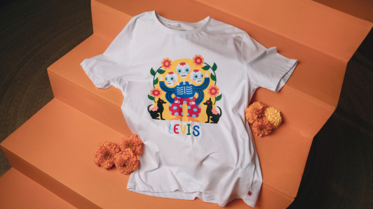 La colección consiste en 8 playeras gráficas que reflejan la esencia del Día de Muertos, incluyendo 6 ilustraciones