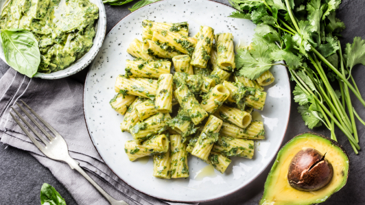 Espagueti al pesto de cilantro y almendras