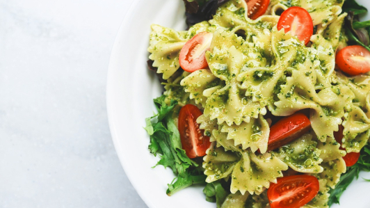 Ensalada de pasta con frijoles negros y maíz