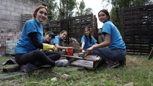 Voluntarios UP, apoyando en actividades de Compromiso Social.