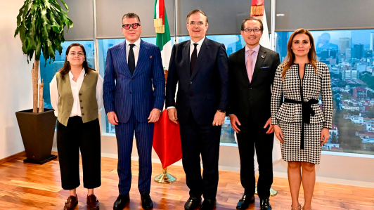 Directivos de Toyota se reunieron con el secretario de Economía, Marcelo Ebrard.