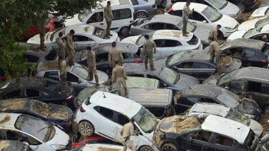 Veteranos buscan coches destrozados por las inundaciones en Massassana, región de Valencia.