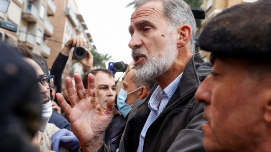 El rey Felipe de España habla con la gente mientras tiene barro en la cara, tras las fuertes lluvias que provocaron inundaciones, en Paiporta, cerca de Valencia, España.