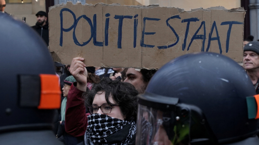 Manifestantes pro palestinos se enfrentan a la policía holandesa durante una manifestación prohibida en Ámsterdam, Países Bajos.