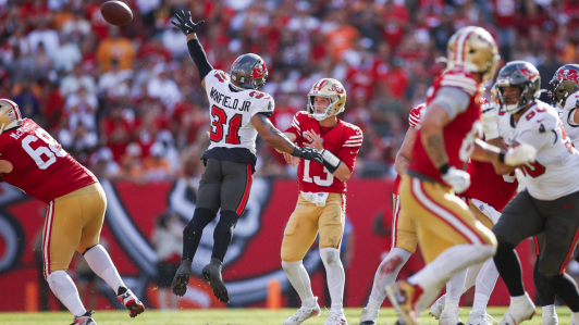 Brock Purdy #13 de los 49ers de San Francisco lanza un pase contra Antoine Winfield Jr. # 31 de los Buccaneers de Tampa Bay durante el último cuarto en el estadio Raymond James.