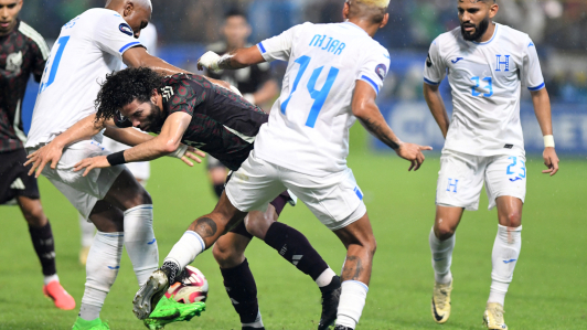 Mexico's forward #21 Cesar Huerta, Honduras' midfielder #20 Deiby Flores and defender #14 Andy Najar fight for the ball during the National League of Concacaf quarterfinal first leg match between Honduras and Mexico at the Francisco Morazan stadium in San Pedro Sula, on November 15, 2024. (Photo by Orlando SIERRA / AFP)