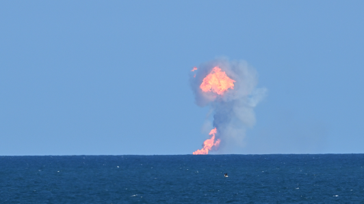 Llamas y humo se observaron después de que el propulsor súper pesado de Starship cayera en el agua frente a la costa de Texas, en su sexta prueba de vuelo e este 19 de noviembre de 2024.