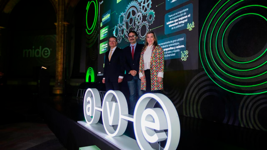 Carlos Chávez, del Ipade; Luis Gaitán, presidente del Consejo AVE, Rosa María Garea, directora general AVE.