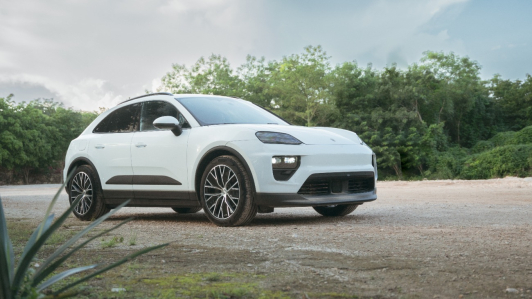 Porsche incluye en la compra del Macan eléctrico un cargador así como la instalación del mismo en el hogar.