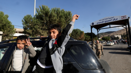 Niños hacen un gesto en el cruce fronterizo de Masnaa, después de que los rebeldes sirios anunciaran que habían derrocado al presidente Bashar al-Assad, Líbano.