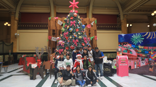 Niños escriben cartas a Santa Claus desde el Palacio Postal de la CDMX