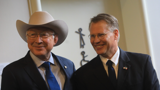 Ken Salazar y Mark Johnson.