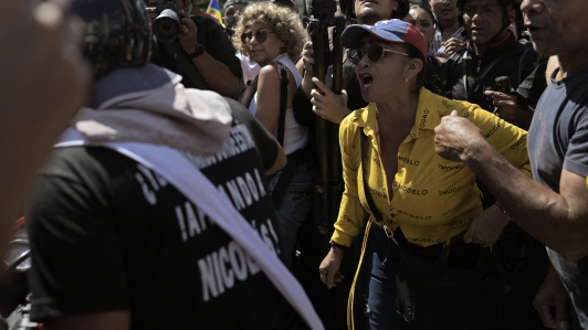 Una opositora a Maduro confronta a un simpatizante del presidente venezolano.