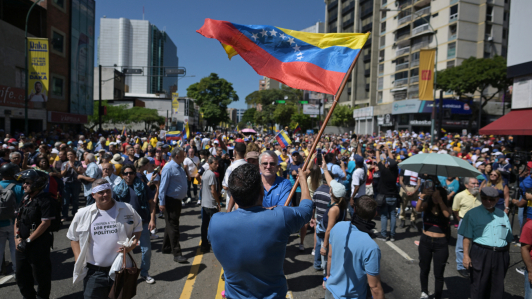 Opositores a Maduro comenzaron a salir poco a poco a las calles de Caracas, Venezuela.