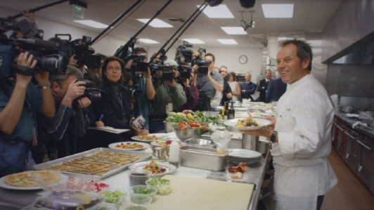 Wolfgang Puck: el chef que lleva 31 años sirviendo el banquete de los Premios Oscar