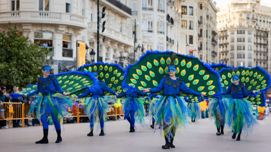 El desfile con vestuarios típicos de la zona valenciana.