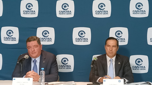 El presidente de Caintra Nuevo León, Jorge Santos y el director general, Juan Pablo García dan a conocer resultados de Encuesta de robo al transporte de carga.
