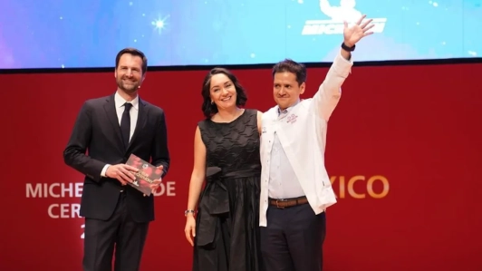 Alejandra Flores y Jorge Vallejo reciben sus primeras estrellas.