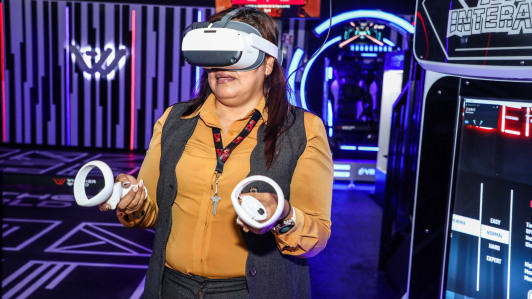 EXPERIENCIA CON SUSCRIPTORES DEL ECONOMISTA "ANOTHER WORLD, SUMERGETE EN EL MUNDO DE LA REALIDAD VIRTUAL" . FOTO : HUGO SALAZAR / EL ECONOMISTA