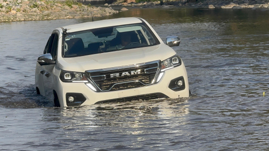 Gracias a la tracción 4x4 y a las diferentes herramientas mecánicas, puede circular por lagos de baja profundidad sin perder la pisada y dirección.