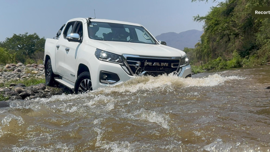 El asistente de arranque en pendientes (HSA) es de gran ayuda, mantiene el control incluso con la batea cargada. La camioneta se mantuvo firme sin retroceder lo que me permitió enfocarme en el camino.