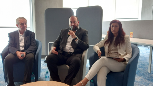 Emmanuel Loo, encargado de despacho de la Secretaría de Economía de Nuevo León, acompañado por Clelia Hernández, directora de la iniciativa NL 4.0 y Manuel Montoya director del CLAUT.