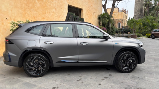 La plataforma es un desarrollo compartido con Volvo y Geely. Cuenta con el sistema de Cancelación activa de ruido desarrollado por Bose y que funciona mediante 3 altavoces que neutralizan el sonido del motor. Foto EE: Marcos Martínez