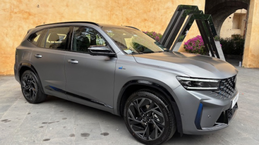 La versión híbrida ofrece una autonomía superior a los 1,000 kilómetros y en ciudad puede hacer recorridos del 75% en modo eléctrico. Su relación peso/potencia es de 7.4 kg/hp. Foto EE: Marcos Martínez