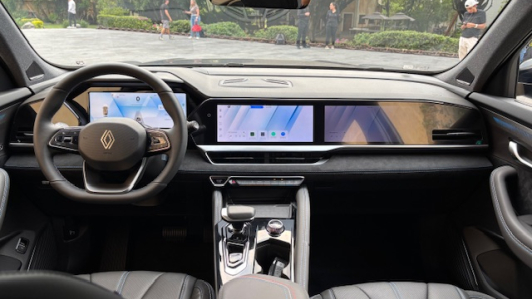 Para ambas versiones se cuenta con Apple CarPlay y Androd Auto inalámbricos además de la aplicación ScreenHits TV que es compatible con Prime Video y Apple TV para la pantalla del acompañante. Foto EE: Marcos Martínez