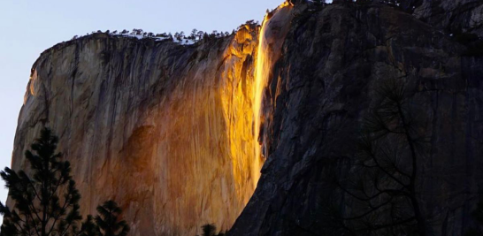 <strong>02. COLA DE CABALLO EN EL PARQUE NACIONAL DE YOSEMITE, EU</strong> | El chorro surge a 500 metros de altura en el Parque Nacional de Yosemite, y en febrero emula un flujo de lava ardiente cuando el atardecer le pega de frente. Foto: @tysbano / Instagram