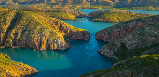 <strong>03. CASCADAS HORIZONTALES KIMBERLY, AUSTRALIA</strong> | Sus aguas desafían la ley de gravedad al correr horizontalmente como resultado de la acción de fuertes corrientes de marea que fluyen a través de dos estrechos, permitiendo, ocasionalmente, el paso de algunas embarcaciones.Foto: Philip Schubert