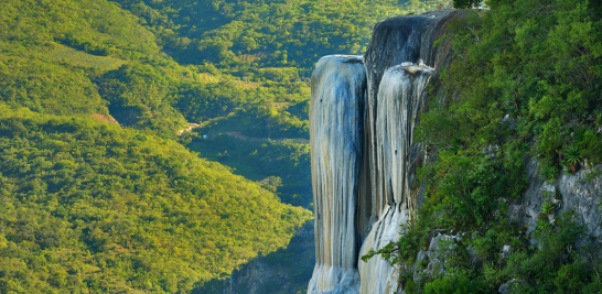 <strong>04. HIERVE EL AGUA OAXACA, MÉXICO </strong> | Esta maravilla natural mexicana se levanta imponente entre el sistema montañoso de la Sierra Norte de Oaxaca. La marcha del tiempo ha ido petrificando su tenue caudal de agua, que emana incesante a 30 de metros de altura. Foto: hotelcasabonita.mx