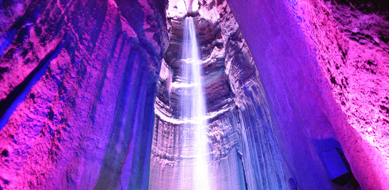 <strong>05. RUBY FALLS CHATTANOOGA, TENNESSEE, EU </strong> | Su caudal fluye dentro de una cueva subterránea de piedra caliza y mide 45 metros de altura; es considerada como la cascada más alta del mundo en su categoría. Fue descubierta en 1928. Foto: planetden.com