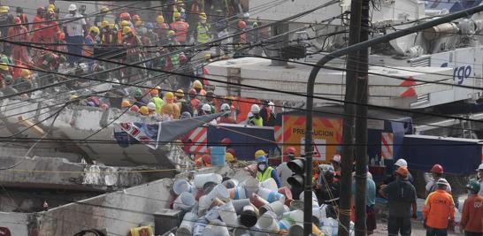 Palas, picos, cascos, botas y guantes de carnaza ocupa cada miembro que conforma al cuerpo de brigadistas. Trabajos de rescate en Chimalpopoca y Bolívar en la colonia Obrera.