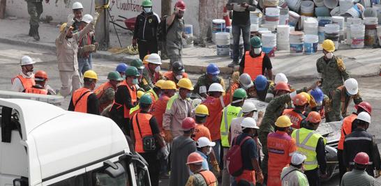 Palas, picos, cascos, botas y guantes de carnaza ocupa cada miembro que conforma al cuerpo de brigadistas. Trabajos de rescate en Chimalpopoca y Bolívar en la colonia Obrera.