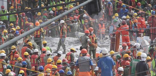 Palas, picos, cascos, botas y guantes de carnaza ocupa cada miembro que conforma al cuerpo de brigadistas. Trabajos de rescate en Chimalpopoca y Bolívar en la colonia Obrera.