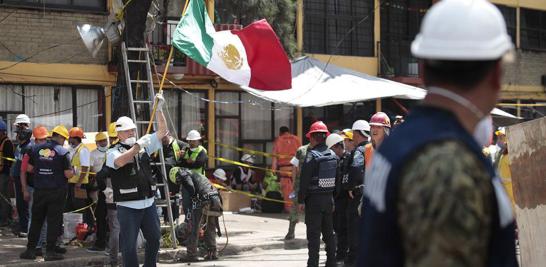 Palas, picos, cascos, botas y guantes de carnaza ocupa cada miembro que conforma al cuerpo de brigadistas en el multifamiliar de Tlalpan y Taxqueña.