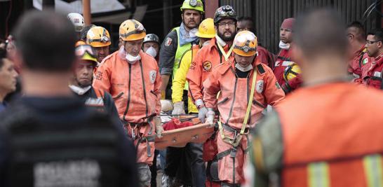 Palas, picos, cascos, botas y guantes de carnaza ocupa cada miembro que conforma al cuerpo de brigadistas en el multifamiliar de Tlalpan y Taxqueña.