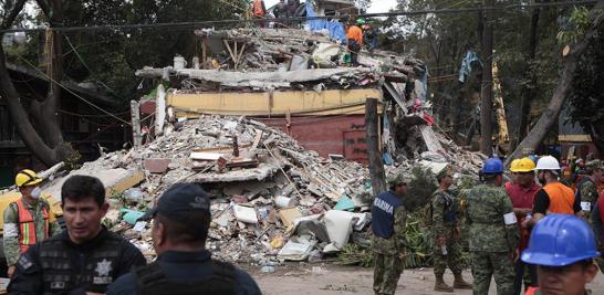 Palas, picos, cascos, botas y guantes de carnaza ocupa cada miembro que conforma al cuerpo de brigadistas en el multifamiliar de Tlalpan y Taxqueña.