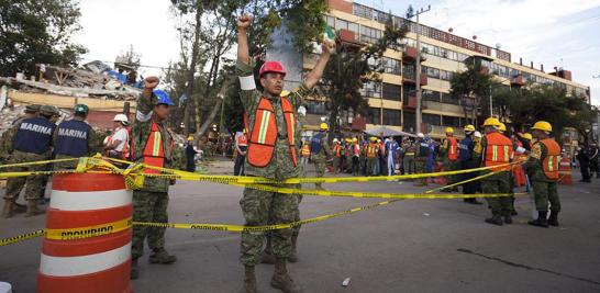 Palas, picos, cascos, botas y guantes de carnaza ocupa cada miembro que conforma al cuerpo de brigadistas en el multifamiliar de Tlalpan y Taxqueña.